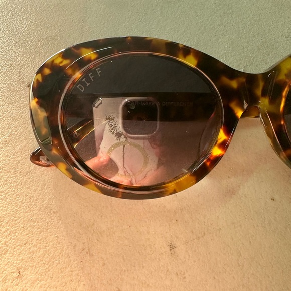 Tortoise Diff Eyewear Sunglasses - Picture 4 of 4